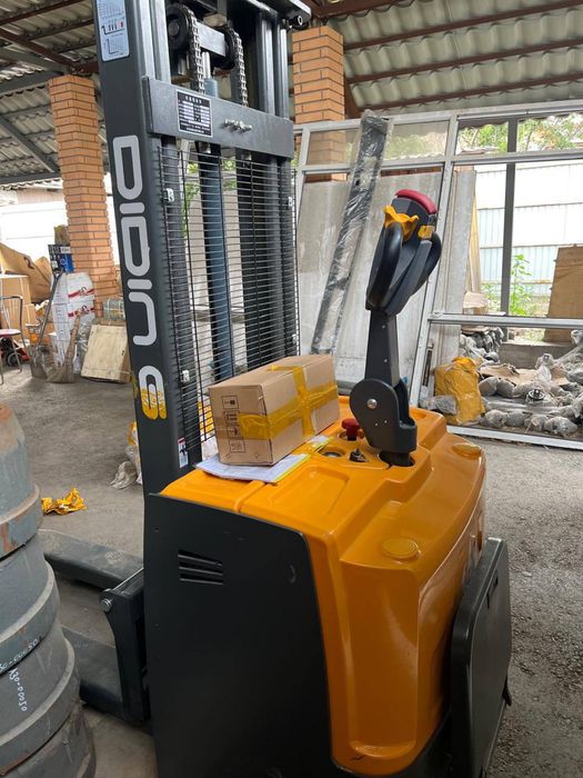 Продаётся электрический штабелёр (самоходный погрузчик)