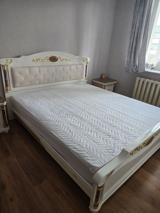 Кровать и тумбочка