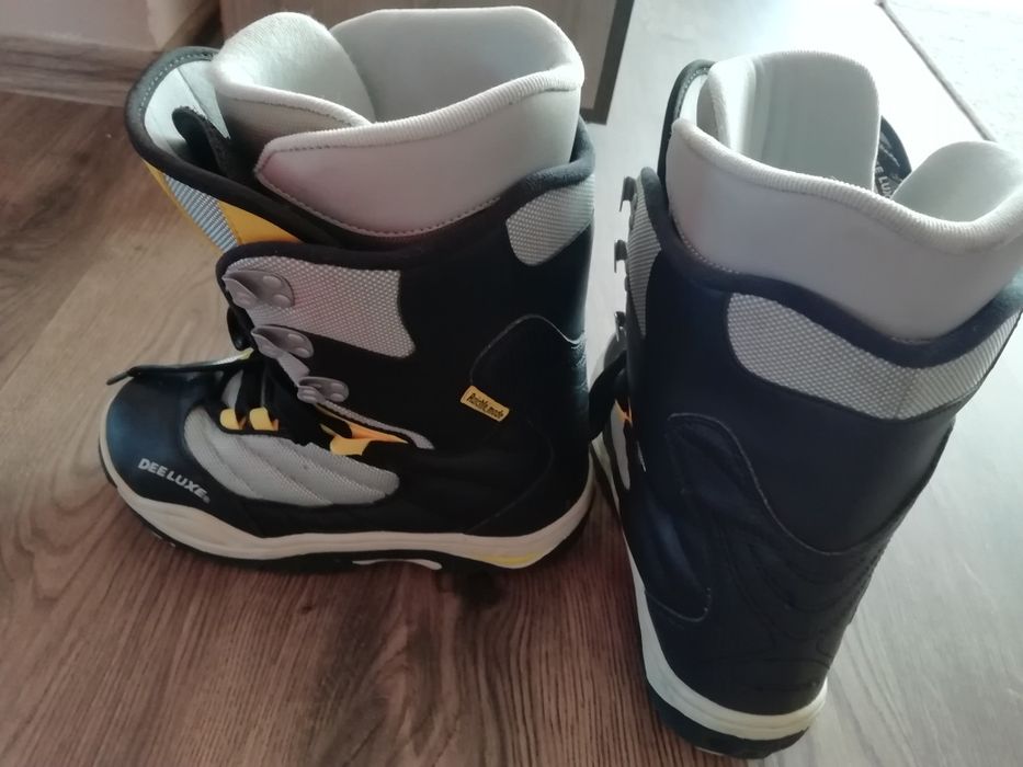 Boots mar. 26/ adică 38-39, aproape noi.