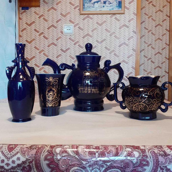 Комплект  из  синей  посуды .