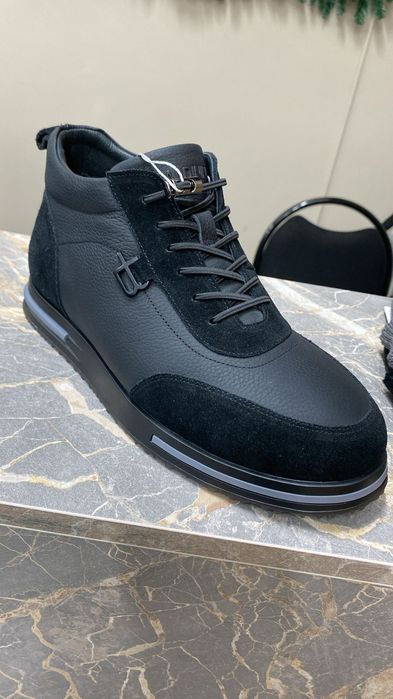 Срочно продам ботинки