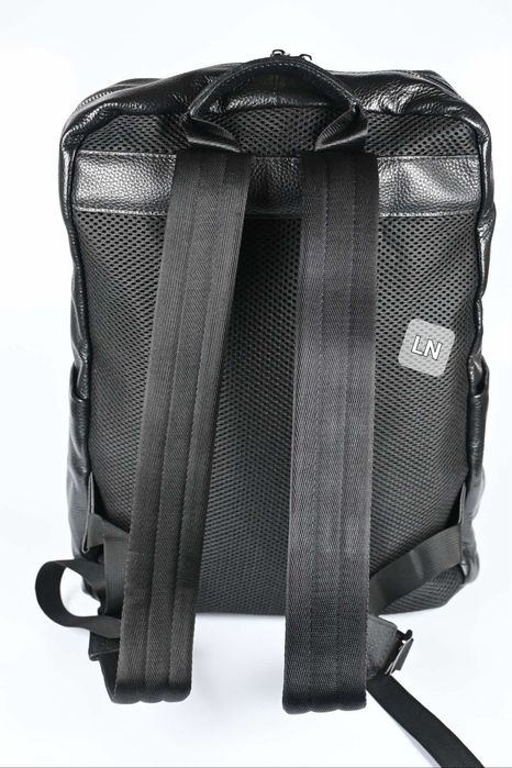 Голяма раница от естествена кожа с дишащ гръб