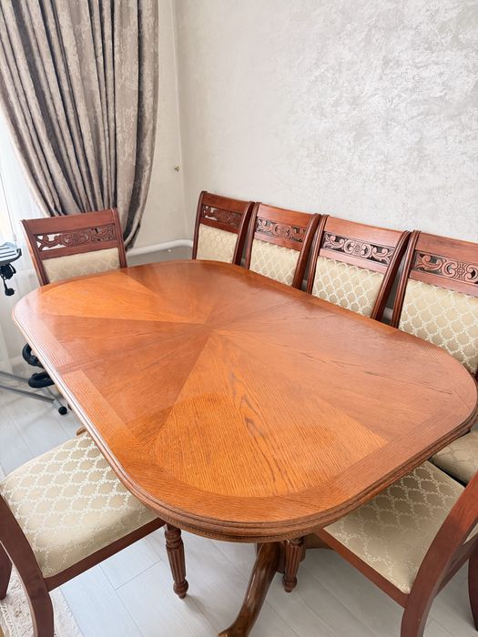 Стол в гостинную . Деревянный .