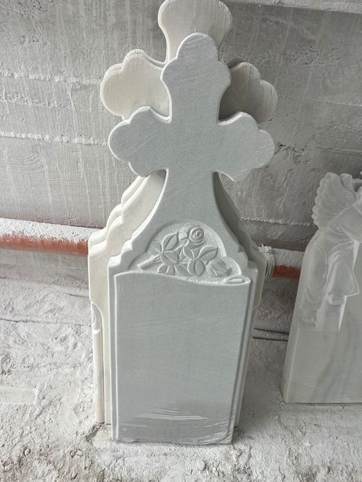 Monumente funerare diferite modele