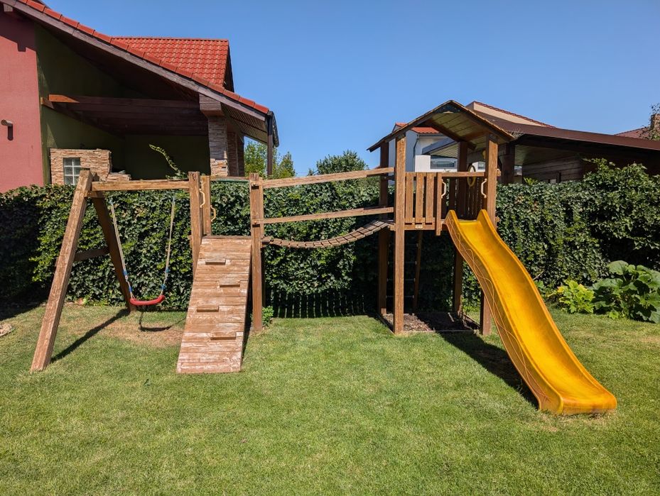 Loc de joaca cu casuta din lemn si tobogan  Jungle Gym