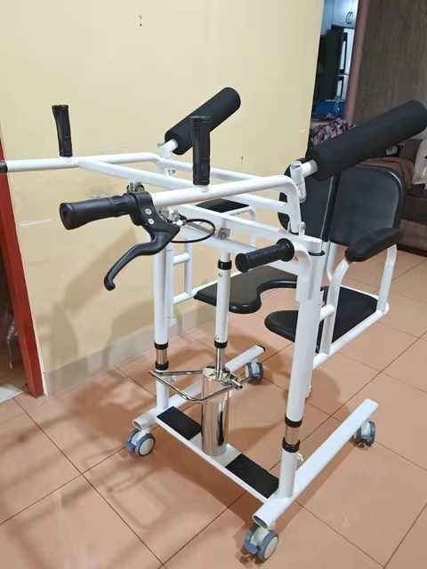 Хидравлично приспособление с двойно повдигане за преместване инвалиди