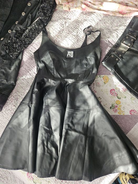 Отдам даром женские одежды