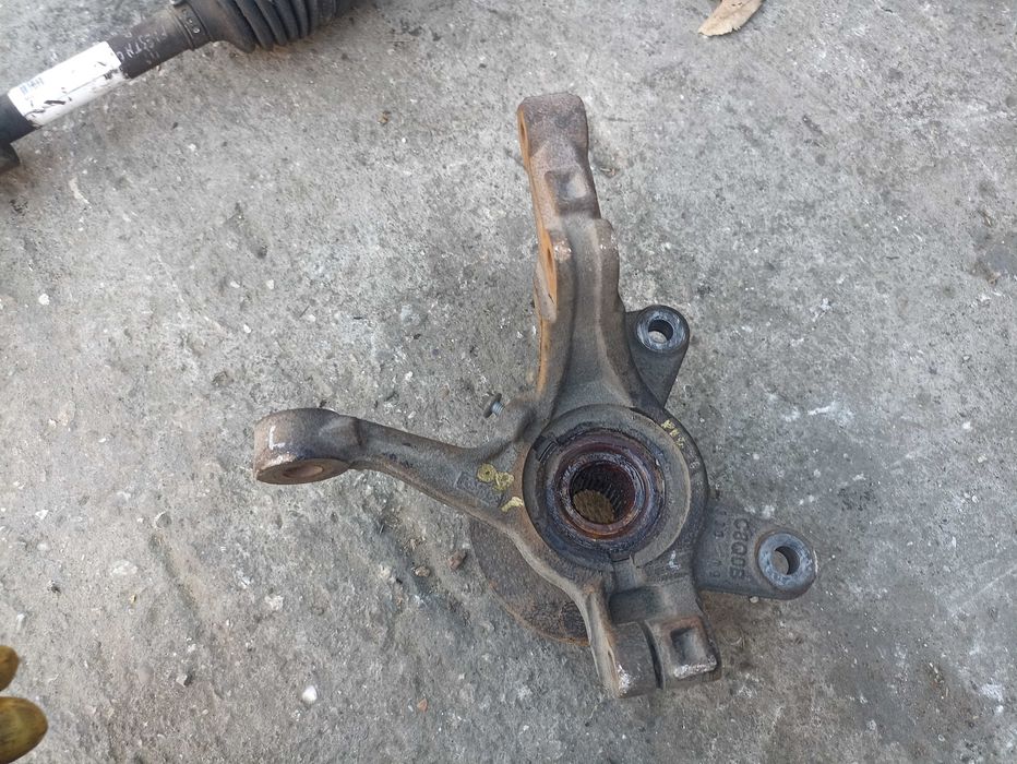 Шенкел - главина лява за Форд Фиеста МК 6 / Ford Fiesta MK6