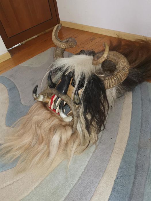 Кукерски маски и рога