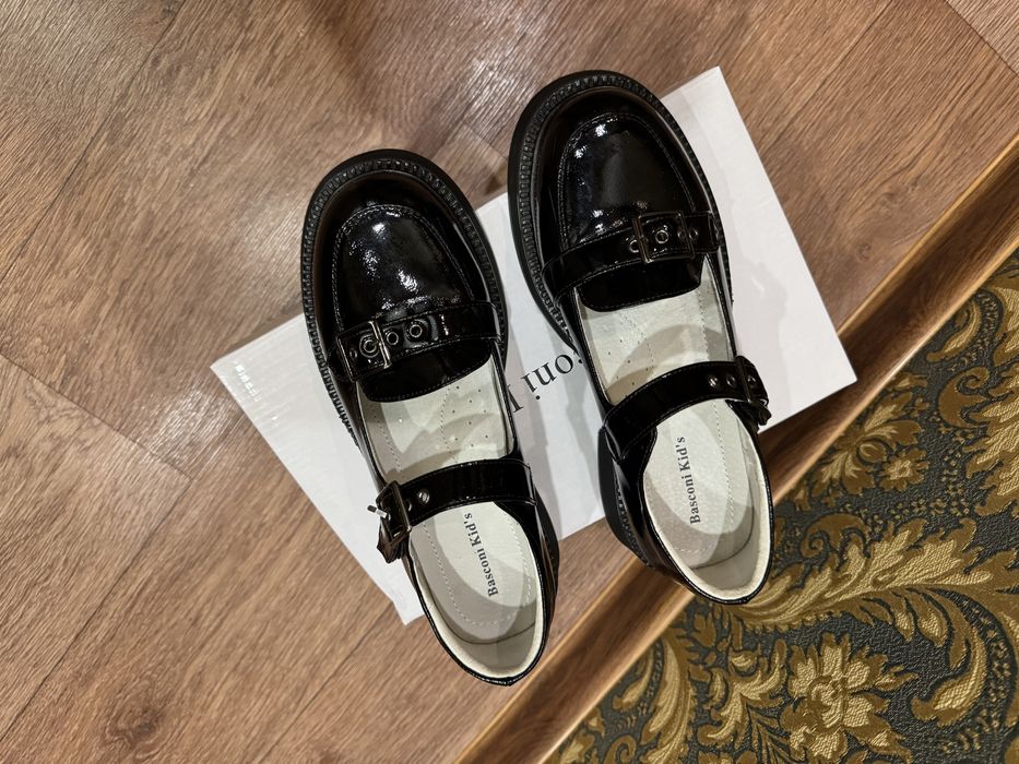 Продам школьную обувь для девочки