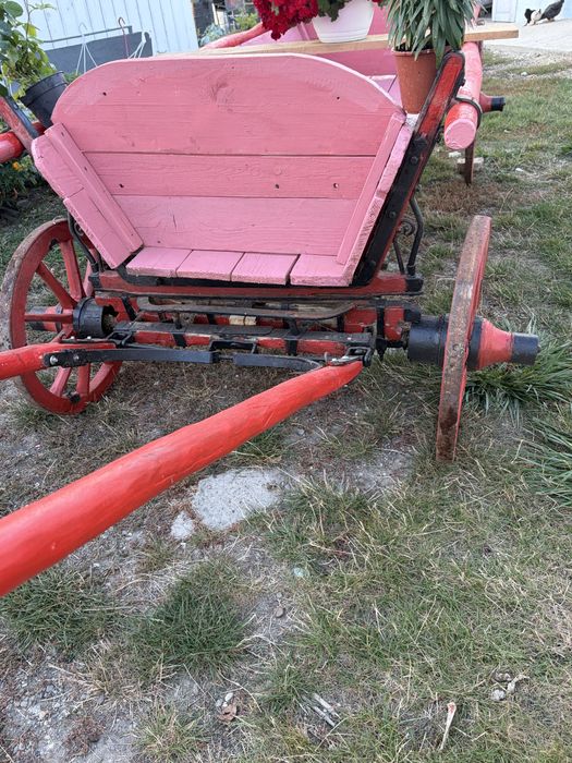 Vând căruță tradițională din lemn, cu aspect rustic și construcție solidă.