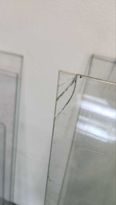 Стекло БУ куски 3,3мм и 2,8мм, края обработаны