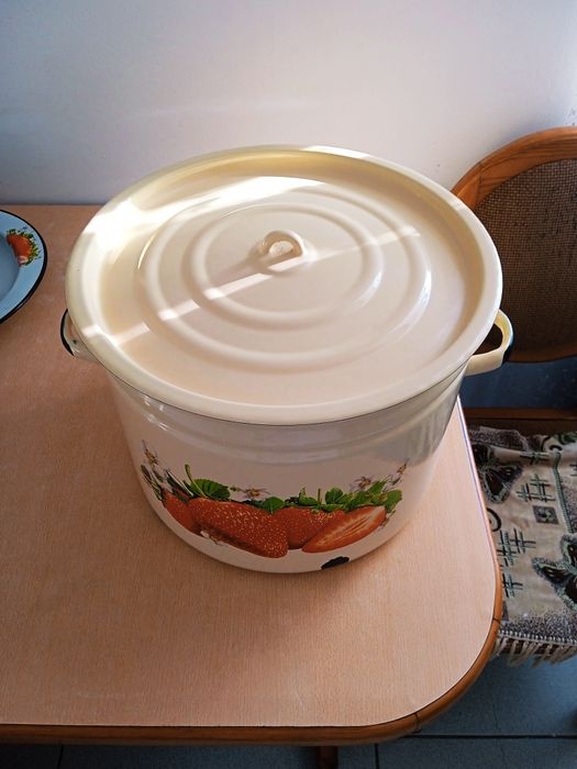 Продам Эмалированную кастрюлю 25литров
