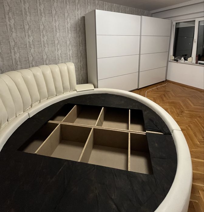 Кръгла спалня с вградени тонколони