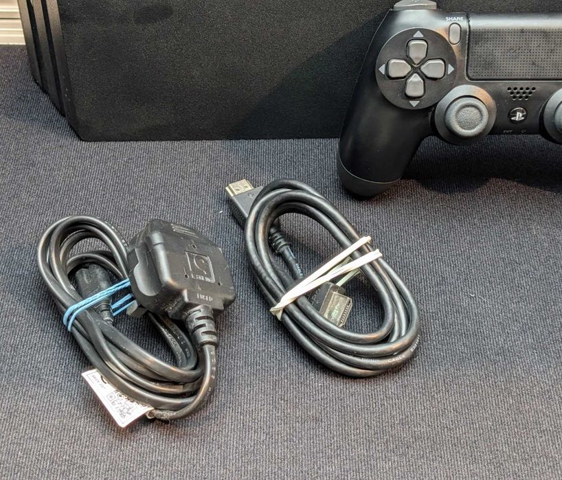 Playstation PS4 Pro В отличном состоянии + 3 контроллер + 4 игр