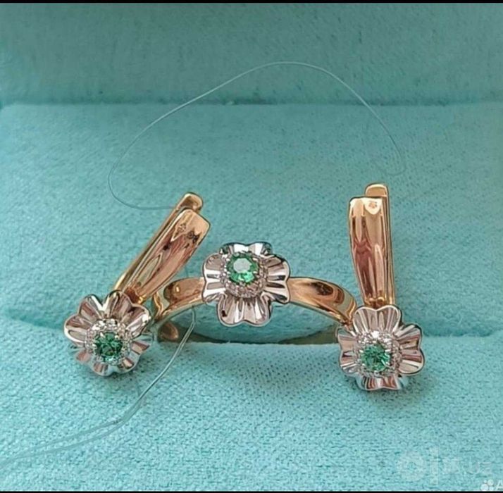 Золотой комплект с изумрудами и бриллиантами
