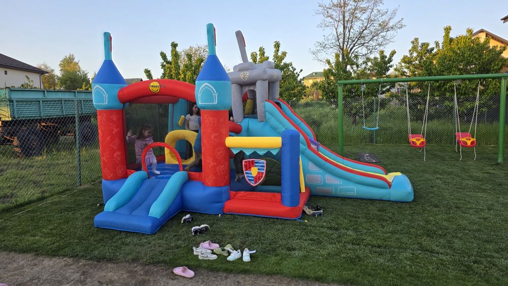 Castel tobogan gonflabil pt distractie, petreceri, zile de nastere in aer liber sau interior