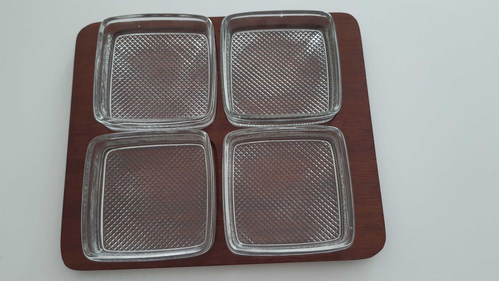 Комплект стъклени купички за ядки с дървена табла