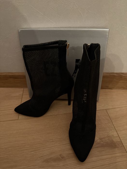 Елегантни дамски боти на ток