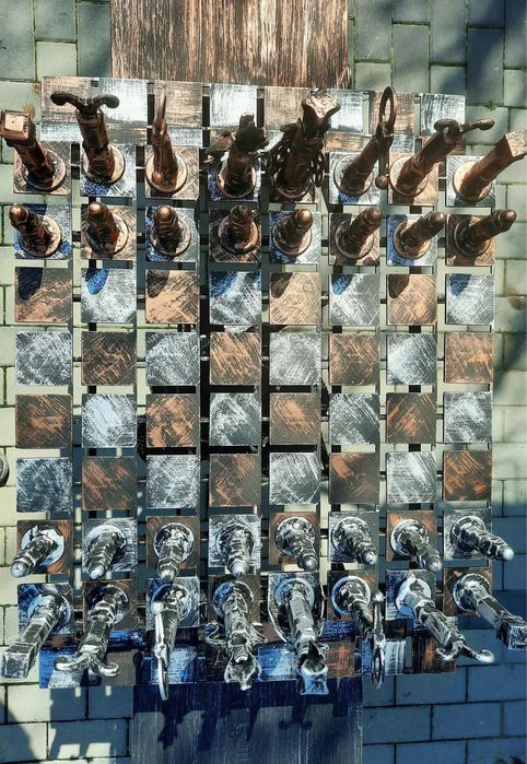 Tsbla de sah otel cu piese din suruburi sculptate stil industrial