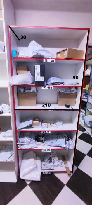 деревянные стеллажи с полками