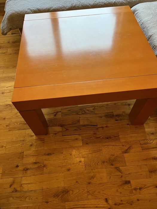 Масивна дървена маса