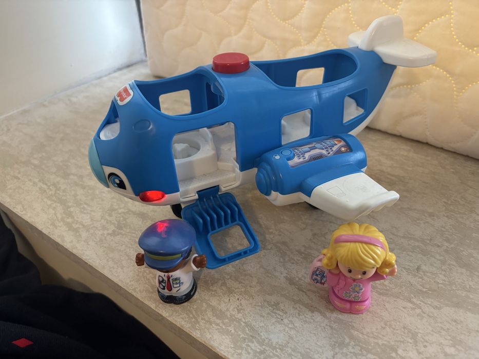 Fisher-Price Little People интерактивен самолет с пилот и стюардеса
