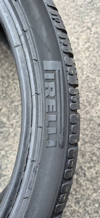 2 anvelope iarna ca si noi Pirelli 235/35/20.Pretul este pe bucata.