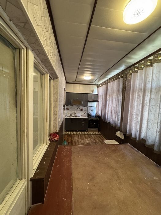 Avroradan 4 etajkali domdan 3 xonali uy sotiladi srochno