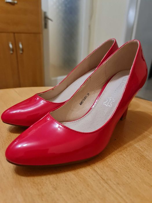Дамски обувки червени лачени номер 36