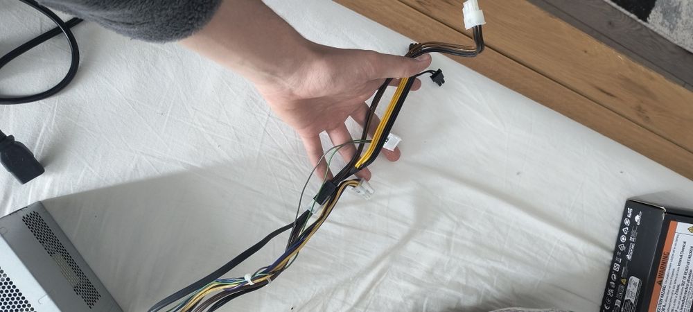 Vând sursă originală extrasă dintr-un sistem desktop HP (generație nouă), în stare perfectă de funcționare.
