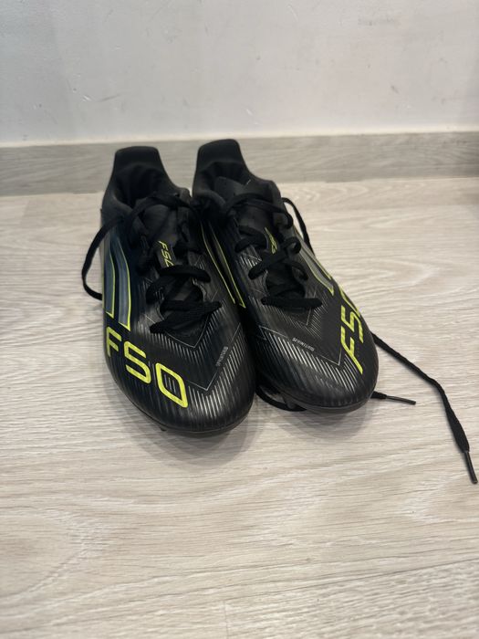 Продовам бутонки адидас f50