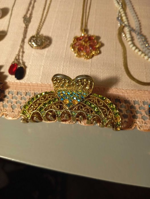 Женски бижута колиета гривни и брошки