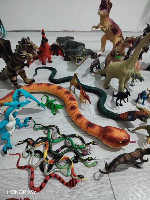 Продам динозавров