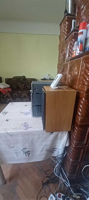 Amplificator Universum cu boxe , functioneaza foarte bine .Bonus cd ,,si caset deck .
