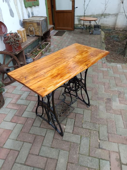 Masa , birou sau suport lavoar din mașină de cusut