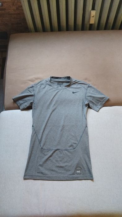 Dry fit спортна Найк тениска Л размер отговаря на М