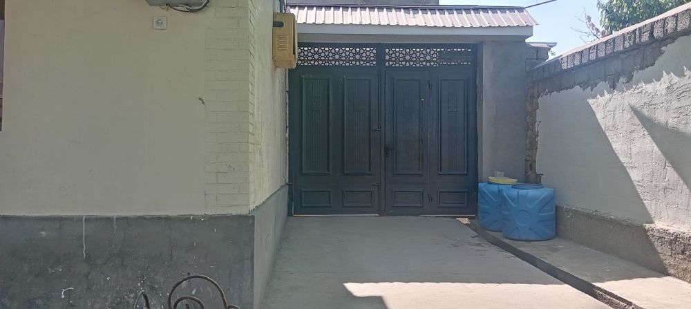 Сотилади файзли ховли хамма шароити бор