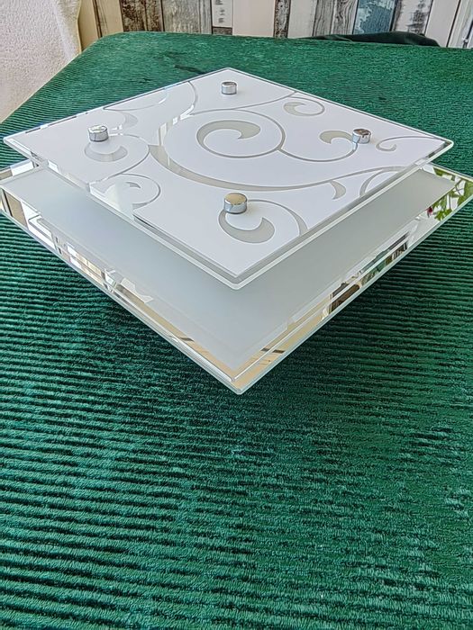 Стъклен Плафон !