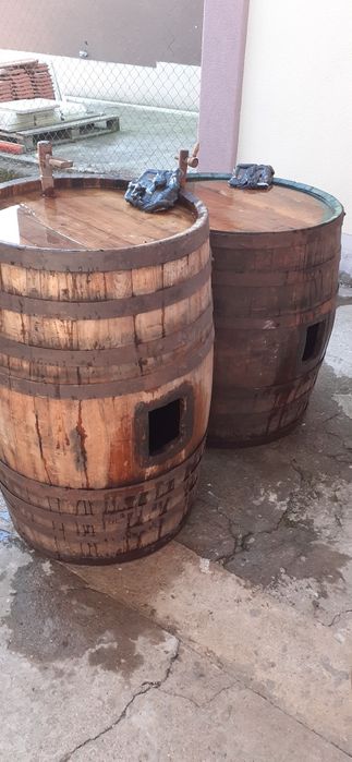 Продавам 2 броя дъбови бъчви,250 литра/350 литра в добро състояние.