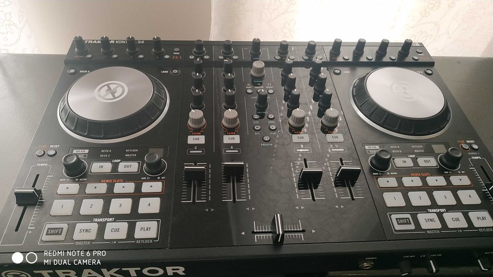 Traktor Kontrol S4 MK2 - DJ Контролер