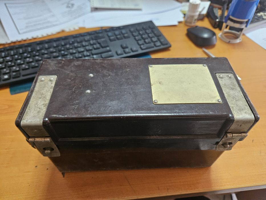 Продавам стар военен телефон