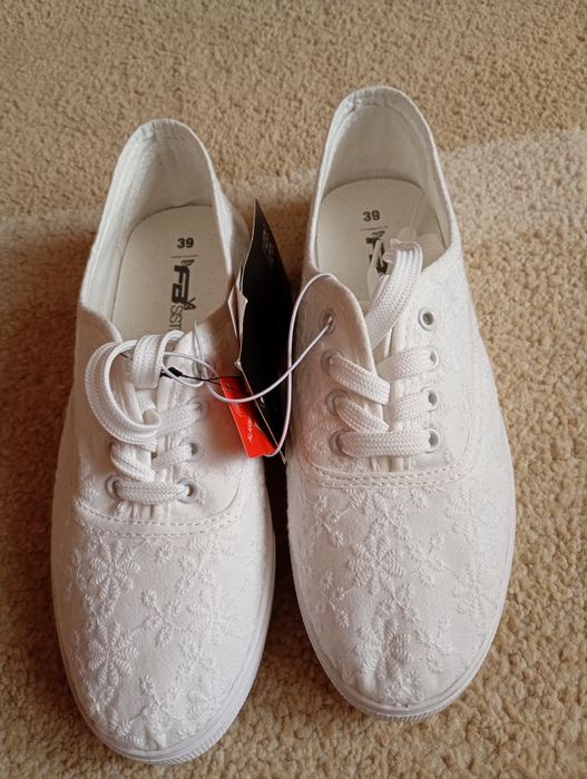 Vând teniși albi noi 39