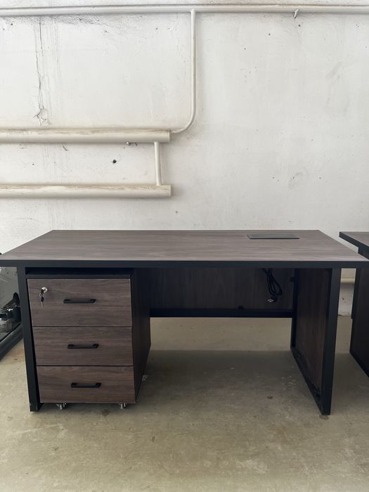 Стол офисный с тумбой