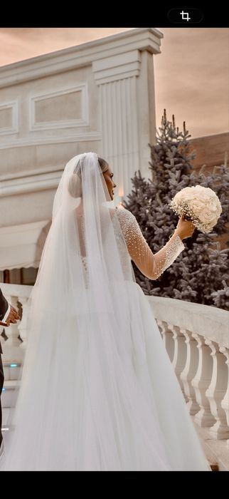 rochie de mireasă superbă, stil prințesă, purtată o singură dată în ziua nunții.