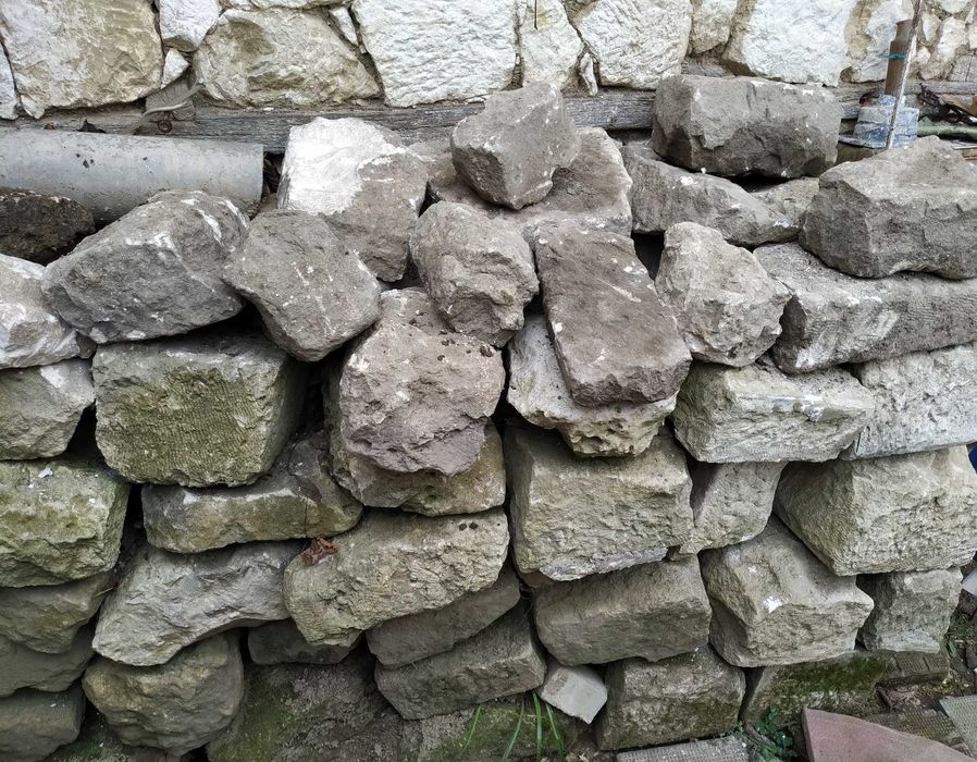 Дялани камъни за ограда или за основи