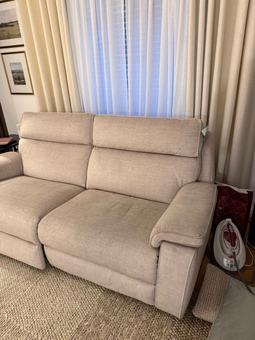 Canapea cu recliner.