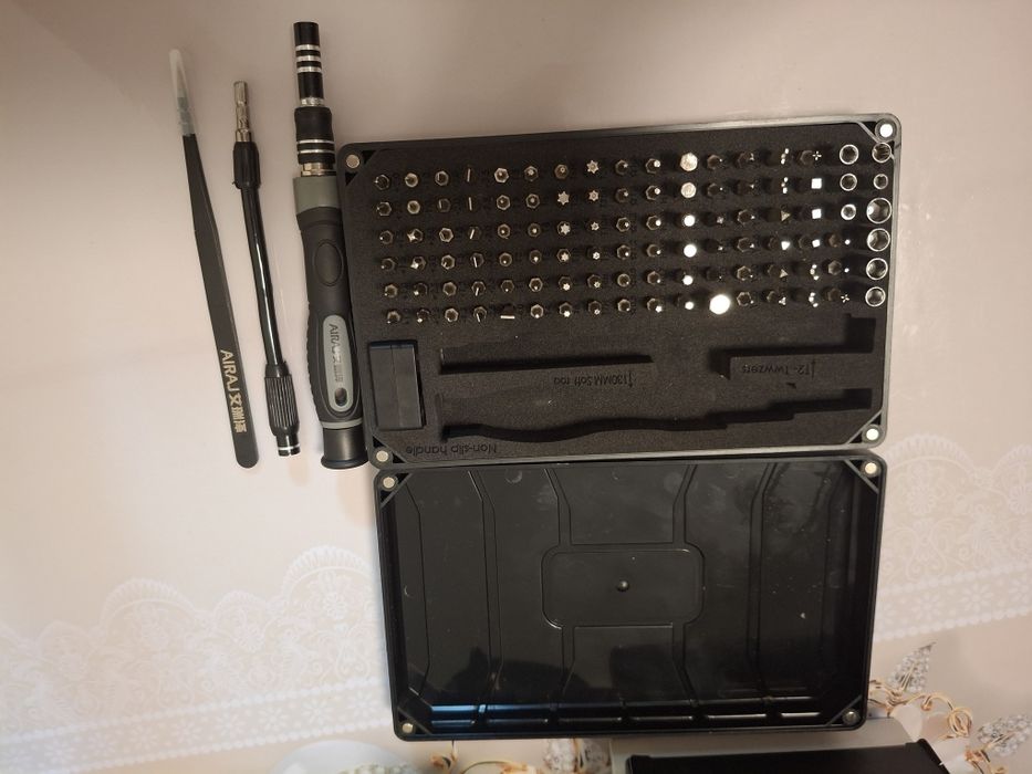 Набор инструментов для разборки телефонов.