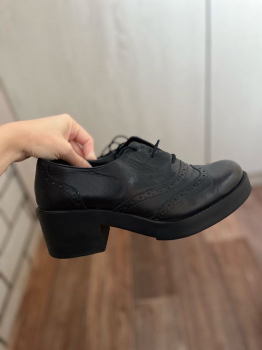 Продаю женские ботинки