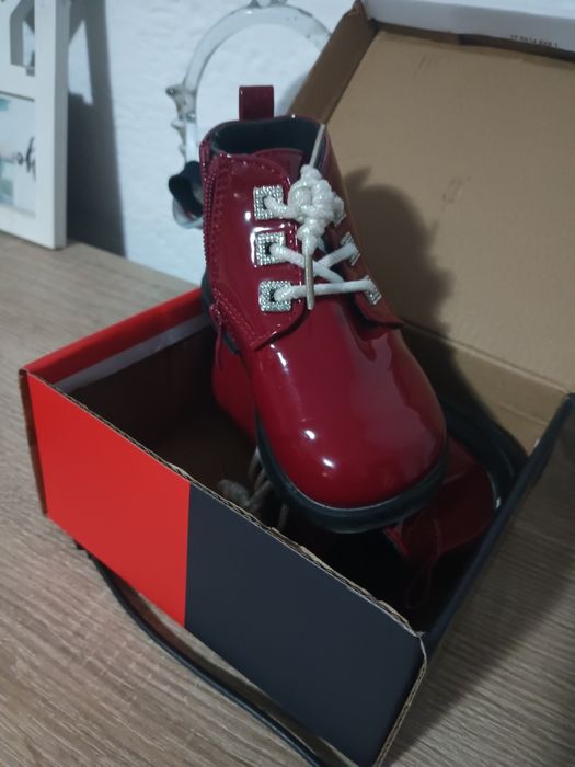 Vând rochițe de fetiță purtate de 2 ori preț 10 lei bucata și încălțăm